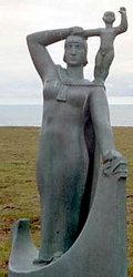 Gudrid et son fils Snorri - monument à Glaumbær, en Islande