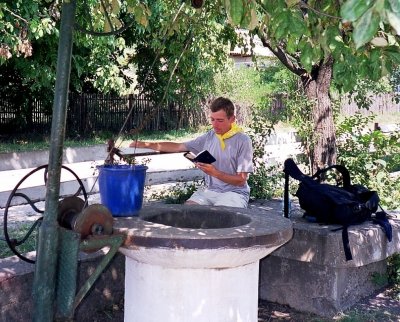Lecture d’un passage de la Bible lors d’une halte près d’un puits, dans un village de Roumanie