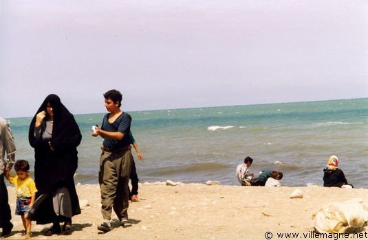 À la plage sur les bords de la mer Caspienne