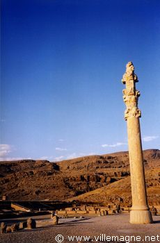 Colonne surplombant les ruines du palais de Darius à Persépolis