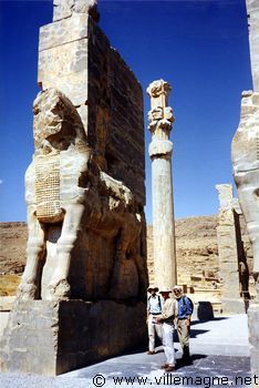 Devant les portes du palais de Darius à Persépolis