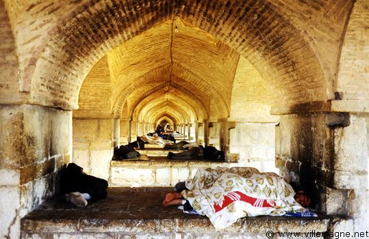 Sans-abri sous le pont de Khaju à Ispahan