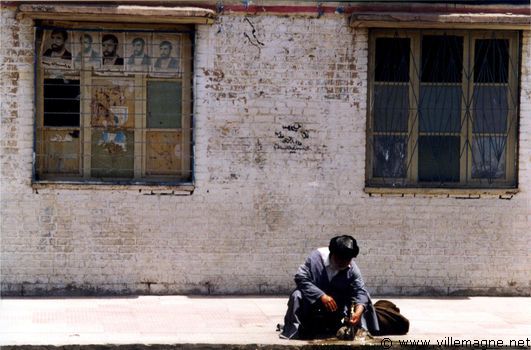 Un vieil homme se désaltère dans les rues de Yazd