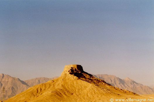 Une tour du silence, lieu sacré zoroastrien près de Yazd