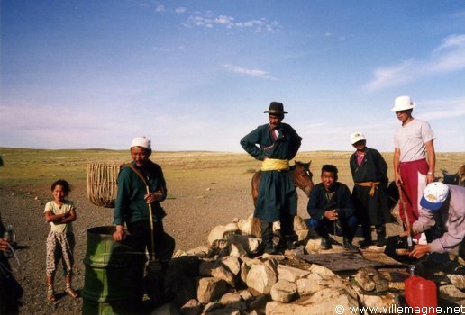 Rencontre au puits dans le désert de Gobi