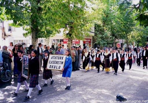 Défilé des enfants des écoles lors d’une fête de village dans les montagnes du Taurus - Turquie