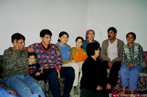 Famille de Serma (la fillette en polo orange) au village de Feke - Turquie 
