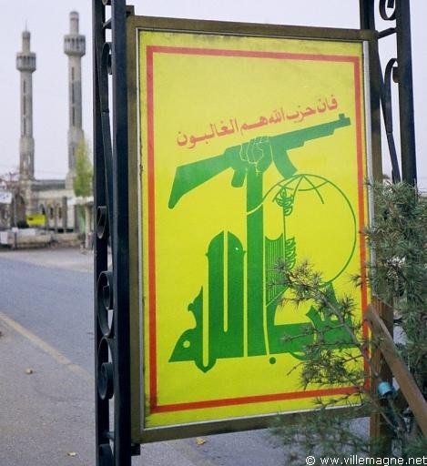 Le drapeau du Hezbollah (littéralement "parti de Dieu") dans les rues de Baalbek - Liban 