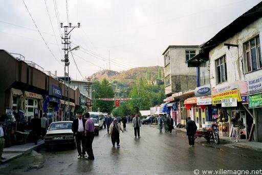 Rue principale du village de Saimbeyli dans les montagnes du Taurus - Turquie