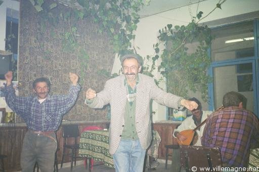 Soirée musicale et dansante dans un café enfumé de Bakirdagi - Turquie