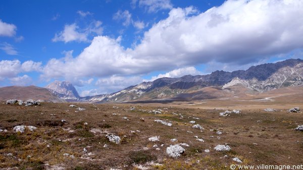 Le ‘Campo Imperatore’, haut plateau dans les Abruzzes, parfois appelé « le petit Tibet italien». Au fond, le Corno Grande, le sommet le plus haut des Abruzzes qui culmine à 2 912 m