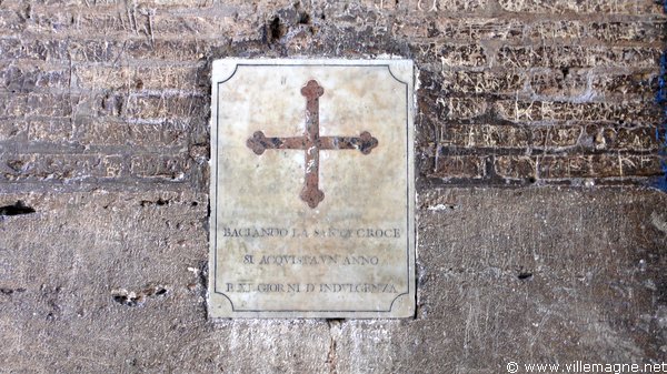 « En embrassant cette croix, on s’acquiert une année et onze jours d’indulgences » - Plaque au Colisée de Rome
