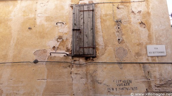 Graffiti politiques au village d’Ofena, au sud-est de L’Aquila