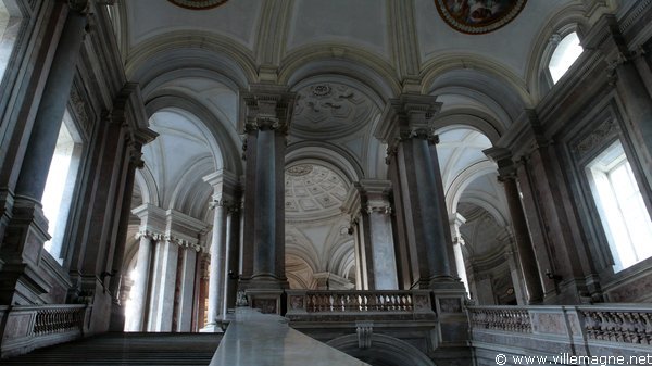 Grand escalier du palais royal de Caserte, au nord de Naples