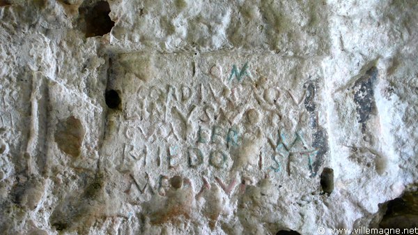 Inscriptions et graffiti de marins grecs des IIIe et IVe siècles dans une grotte à Leuca