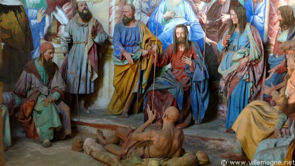 Jésus guérit un paralytique que des hommes avaient descendu avec son grabat à travers le toit d’une maison