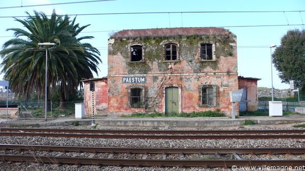 L’ancienne gare de Paestum, à deux pas de l’enceinte de la ville antique