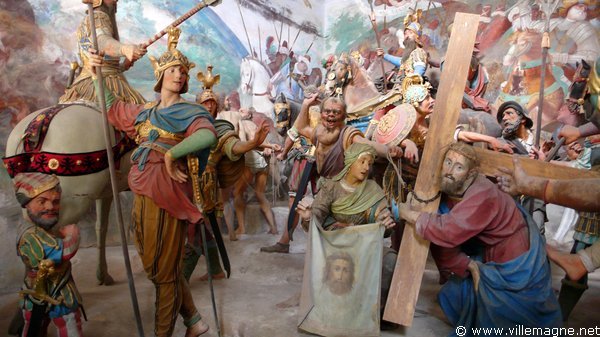 Le Christ portant sa croix sur le chemin du Golgotha - Dans la foule, sainte Véronique recueille sur un linge l’empreinte du visage de Jésus