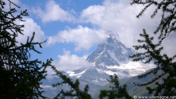 Le mont Cervin (ou Matterhorn), vu depuis la vallée de Zermatt
