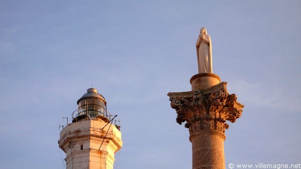 Le phare de Leuca et Basilique et la colonne qui marque le lieu où, selon la tradition, saint Pierre aurait prêché pour la première fois en Italie après son débarquement à Leuca en provenance de Terre sainte