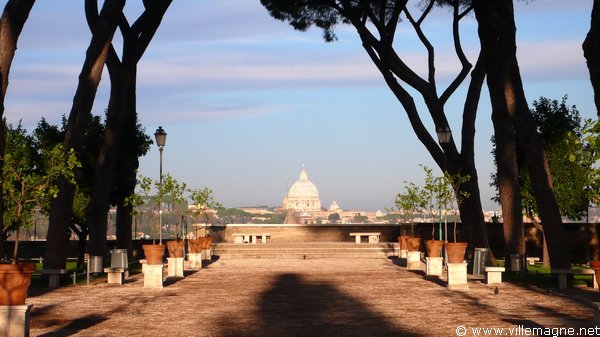 Saint-Pierre de Rome vu depuis le jardin de la basilique Sainte-Sabine su la colline de l’Aventin