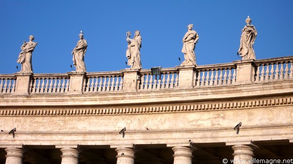 Statues couronnant la colonnade du Bernin sur la place Saint-Pierre de Rome