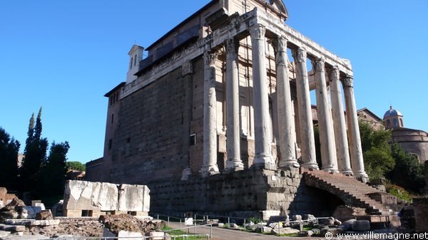 Temple d’Apollon et Faustine, dans le Forum romain