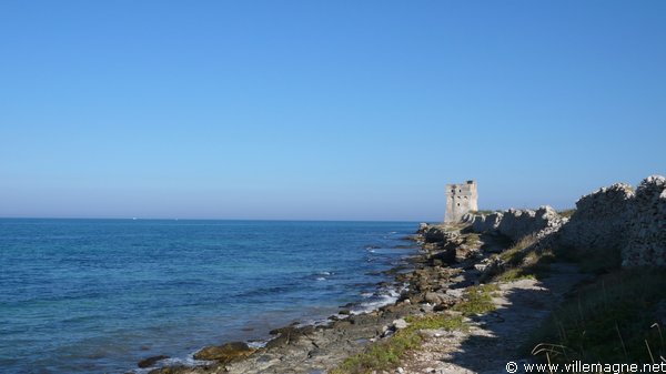 Tour de guet sur la côte adriatique entre Trani et Molfetta
