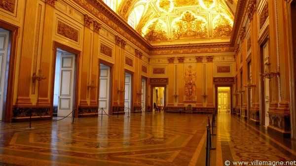 Une des salles d’apparat du palais royal de Caserte, au nord de Naples