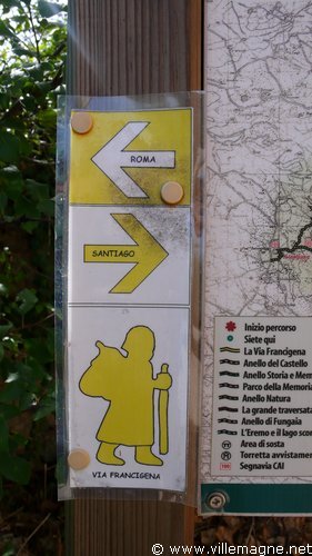 Une marque de la <em> Via Francigena</em> entre Monteriggioni et Sienne