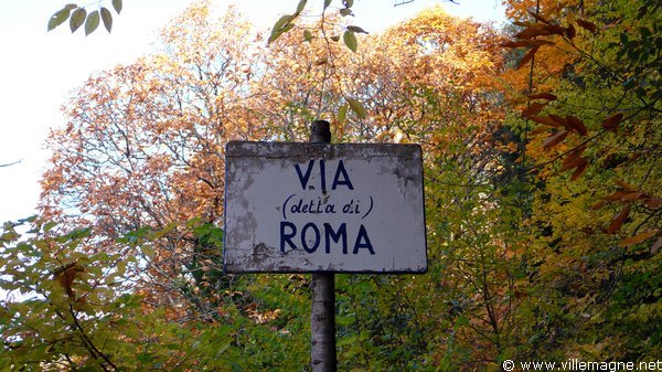 Une route de Rome entre Nemi et Castelgandolfo