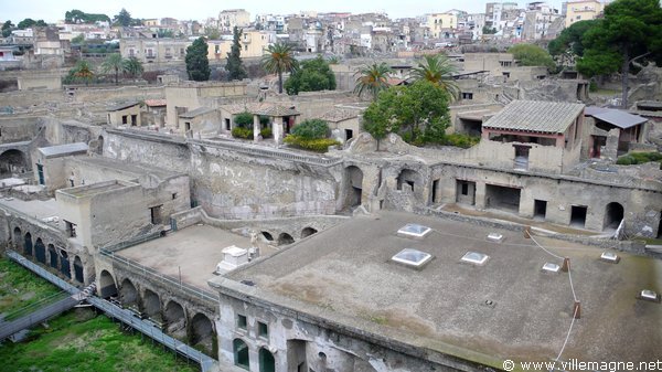Vue général des vestiges d’Herculanum - Au fond, la ville moderne d’Ercolano
