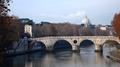 Le pont Sixte et la coupole de Saint-Pierre - Le cylindre évidé dans le pont servait à faciliter le passage de l’eau lors des crues du Tibre