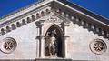 Statue de Saint-Michel Archange au fronton de la basilique Saint-Michel à Monte Sant’ Angelo