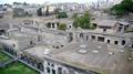 Vue général des vestiges d’Herculanum - Au fond, la ville moderne d’Ercolano